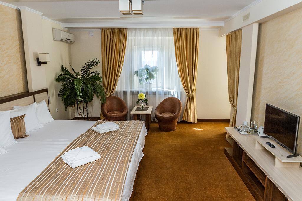 קייב 7 Sky Hotel Klinicheskaya Street מראה חיצוני תמונה