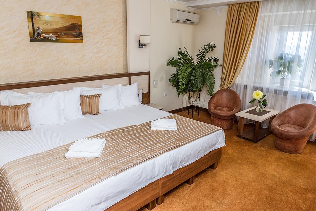 קייב 7 Sky Hotel Klinicheskaya Street מראה חיצוני תמונה