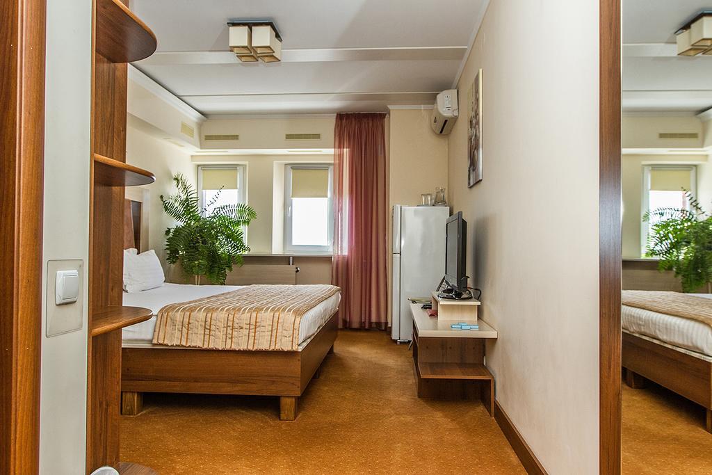 קייב 7 Sky Hotel Klinicheskaya Street מראה חיצוני תמונה