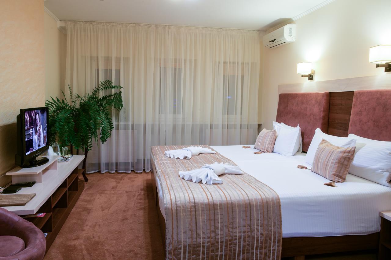 קייב 7 Sky Hotel Klinicheskaya Street מראה חיצוני תמונה