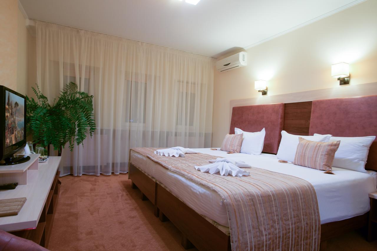 קייב 7 Sky Hotel Klinicheskaya Street מראה חיצוני תמונה