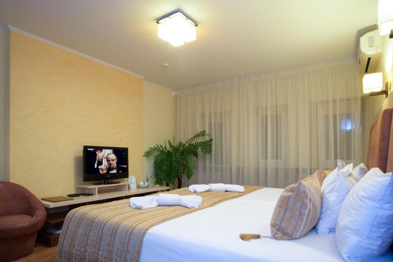 קייב 7 Sky Hotel Klinicheskaya Street מראה חיצוני תמונה