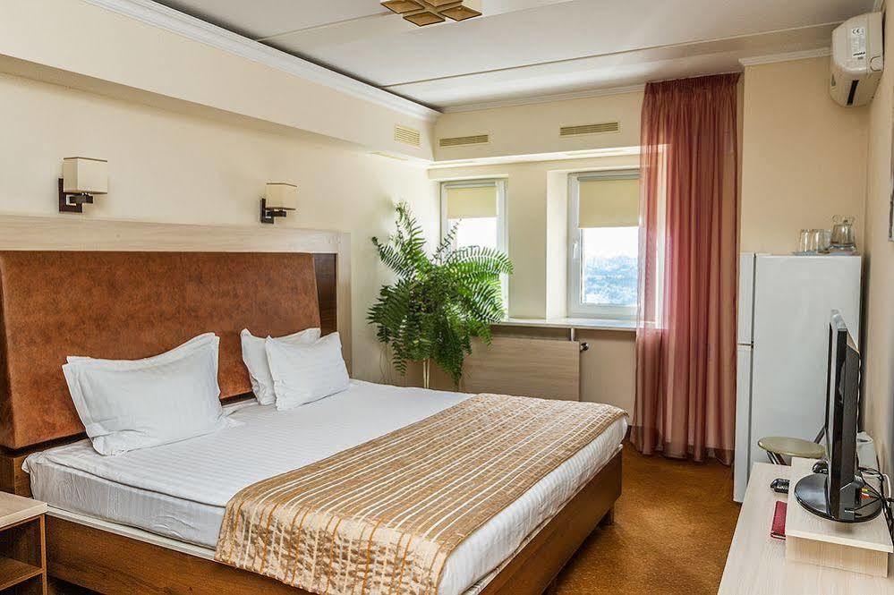 קייב 7 Sky Hotel Klinicheskaya Street מראה חיצוני תמונה