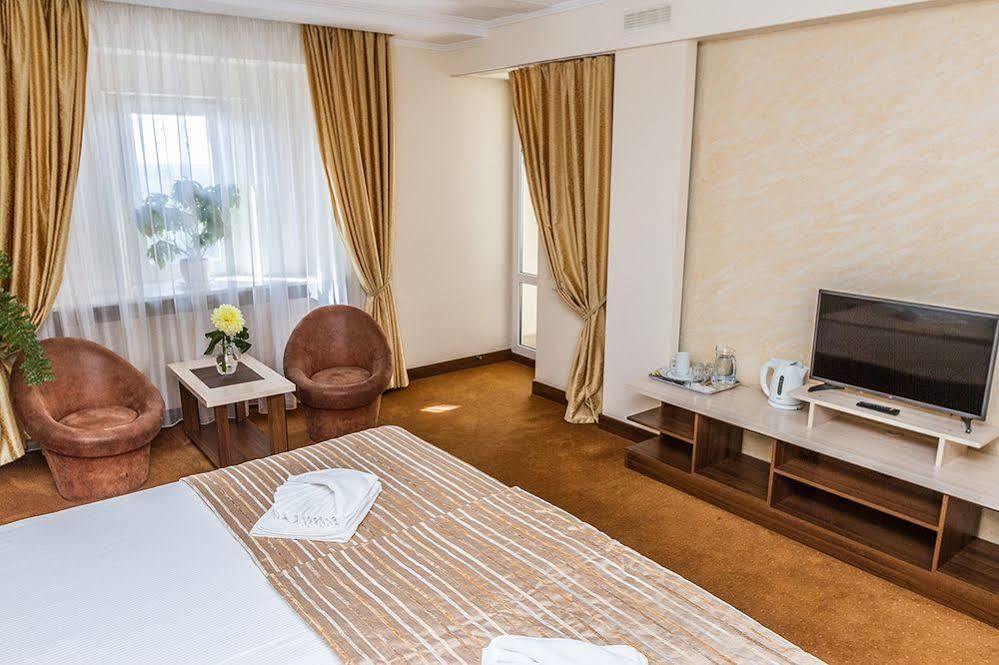 קייב 7 Sky Hotel Klinicheskaya Street מראה חיצוני תמונה